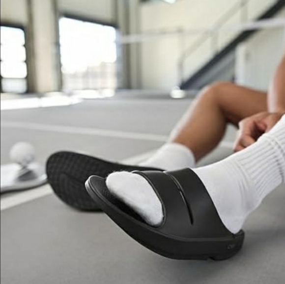 OOFOS OOahh Slip On Black Slides Unisex Sandals Size M 11, W 13 🌴 - Picture 1 of 6